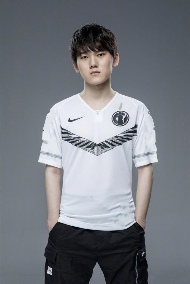 今日LPL赛事预热海报：剑风卷峡谷，佳节邀共度