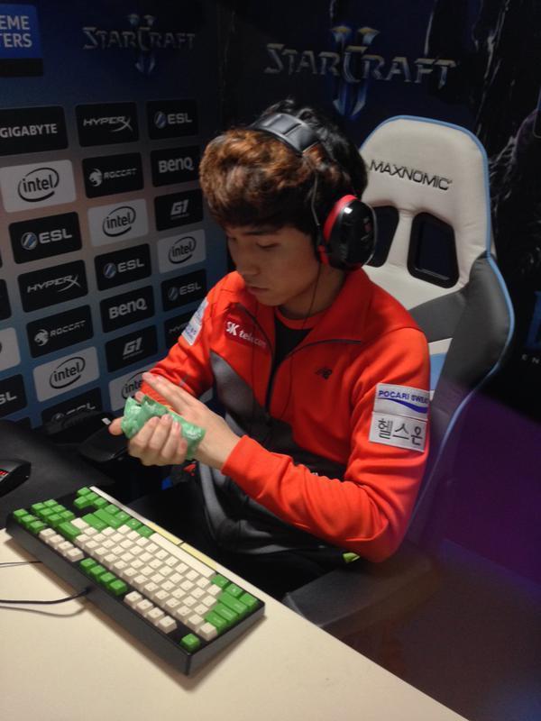 两名中路选手隐身，顶路选手激烈。Poby 进行了关键的操作，击败了 ThunderTalk Gaming ，并赢得了第一场比赛